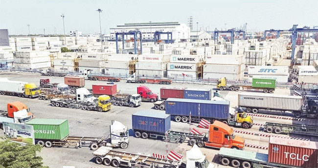 Dòng vốn từ các doanh nghiệp FDI góp phần chuyển dịch cơ cấu kinh tế của thành phố Hồ Chí Minh. Trong ảnh: Vận chuyển hàng hóa tại cảng Cát Lái. 
