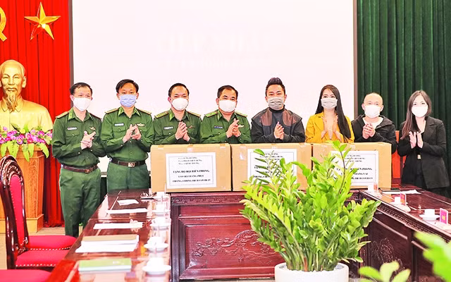 Ca sĩ Tùng Dương, Phạm Thùy Dung và nhạc sĩ Quốc Trung tặng Bộ Tư lệnh Bộ đội Biên Phòng 1.000 chiếc áo bảo hộ và 2.000 khẩu trang kháng khuẩn.