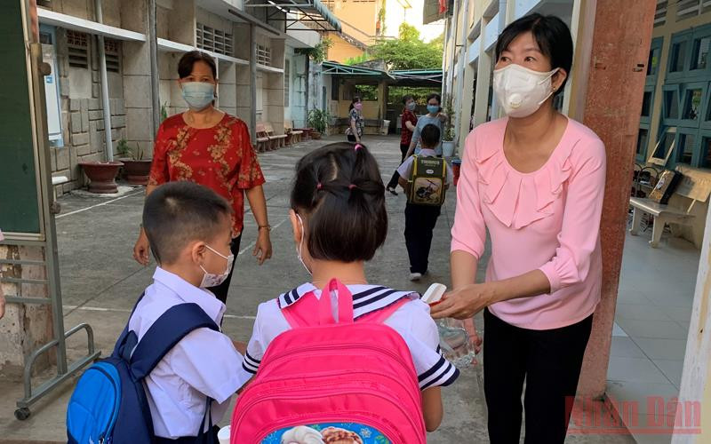 Học sinh Trường Tiểu học Thực hành, Trường Cao đẳng Cần Thơ ngày đầu học trực tiếp.