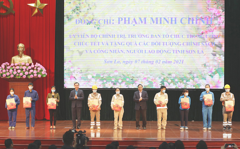 Đồng chí Phạm Minh Chính tặng quà các đối tượng chính sách, công nhân, người lao động địa bàn thành phố Sơn La