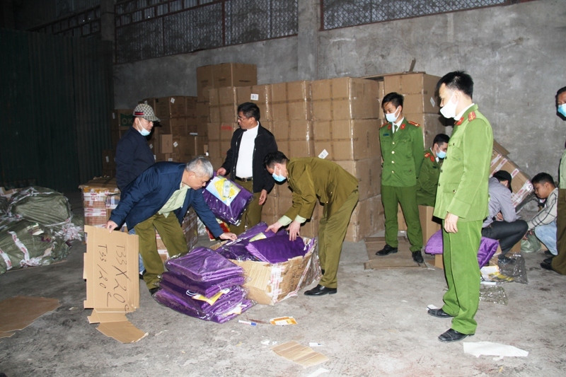 Công an kiểm tra kho hàng tại thành phố Lào Cai và bắt giữ hơn 600 chiếc đệm điện nhập lậu