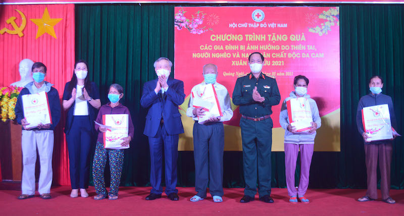 Ủy viên Bộ Chính trị, Chánh án Tòa án nhân dân tối cao Nguyễn Hòa Bình và các Ủy viên T.Ư Đảng: Trần Quang Phương, Phó Chủ nhiệm Tổng cục Chính trị QĐND Việt Nam; Bùi Thị Quỳnh Vân, Bí thư Tỉnh ủy, Chủ tịch HĐND tỉnh Quảng Ngãi trao quà tết cho người nghèo.