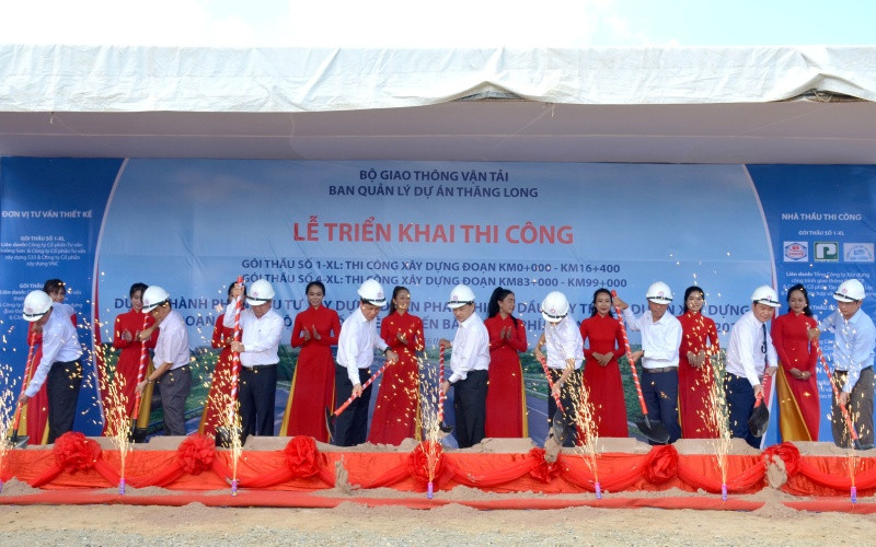 Đại diện lãnh đạo Bộ GTVT, tỉnh Bình Thuận, Đồng Nai các địa phương, chủ đầu tư và nhà thầu thực hiện nghi thức triển khai thi công.