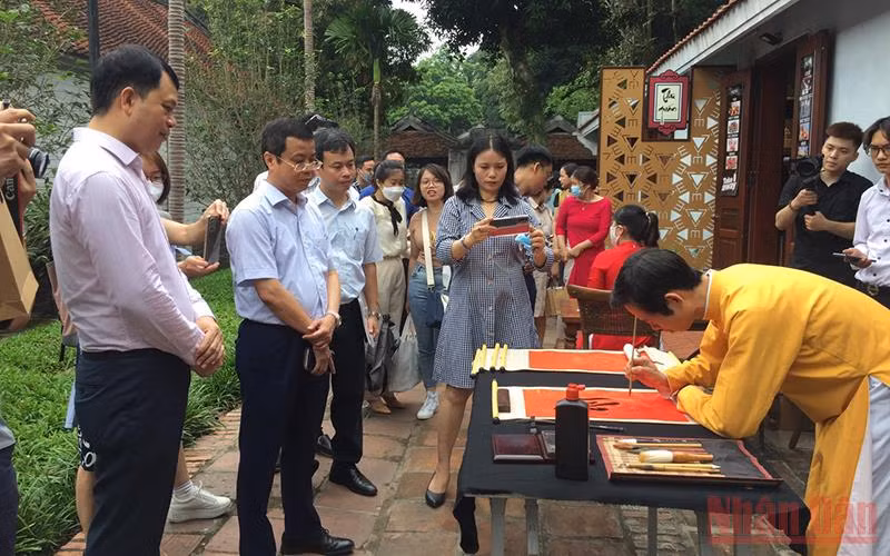 Trình diễn thư pháp trước tọa đàm “Thư pháp và Graffiti: Từ khác biệt đến đồng cảm”.