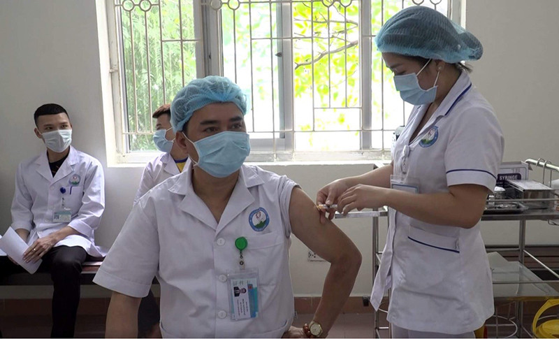 Nhân viên y tế tiêm vaccine phòng Covid-19 tại Bệnh viện Đa khoa tỉnh Hòa Bình.