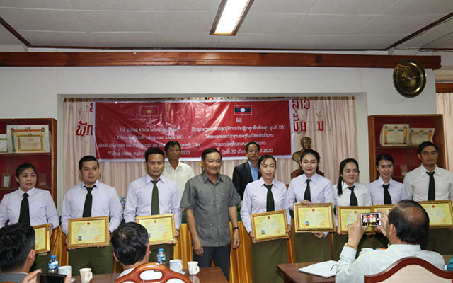 Đại sứ Việt Nam tại Lào Nguyễn Bá Hùng (áo sẫm mầu) cùng các học viên lớp học.