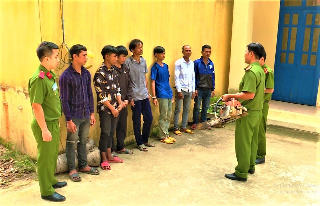 Các đối tượng khai thác rừng trái phép bị Công an huyện Krông Bông bắt giữ.