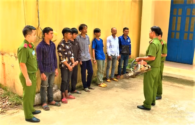 Các đối tượng khai thác rừng trái phép bị Công an huyện Krông Bông bắt giữ.