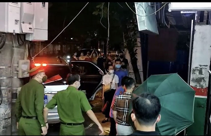 Lực lượng chức năng khám xét nhà của Đại tá Phùng Anh Lê, Trưởng Phòng Cảnh sát kinh tế Hà Nội, nguyên Trưởng Công an quận Tây Hồ.