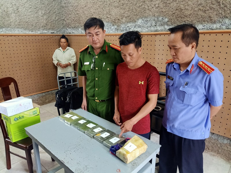 Hai đối tượng Giàng Chừ Pó và Lý Thị Chử cùng tang vật bị bắt giữ.