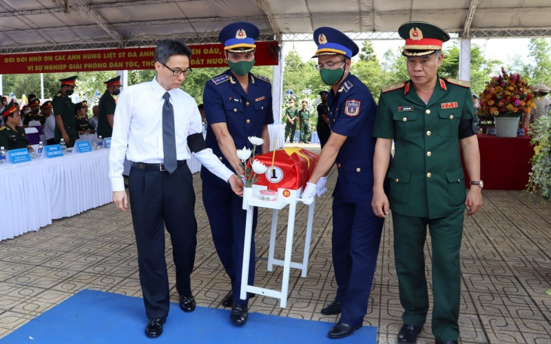 Phó Thủ tướng Vũ Đức Đam thực hiện nghi thức di quách hài cốt liệt sĩ.