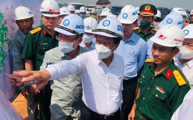 Phó Thủ tướng Lê Văn Thành kiểm tra tiến độ trên công trường dự án sân bay Long Thành.