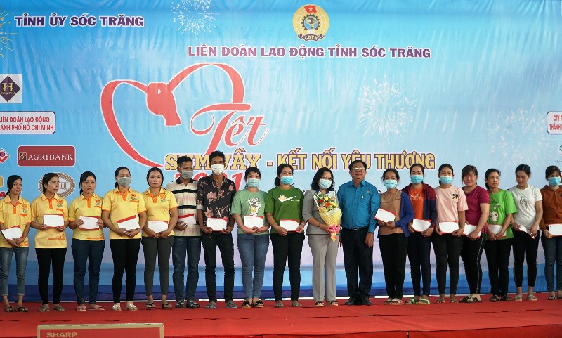 Trao quà Tết cho công nhân, người lao động trong Chương trình Tết sum vầy Tân Sửu 2021.