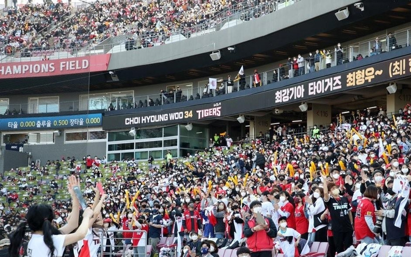 Khán giả theo dõi trận đấu bóng chày giữa đội LG Twins và Kia Tigers tại nhà thi đấu Gwangju-Kia Champions Field, thành phố Gwangju, Hàn Quốc, ngày 2/4/2022. (Ảnh: Yonhap)