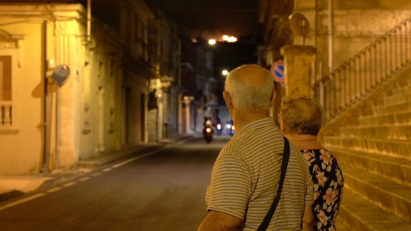 Người dân nhìn đám cháy thiêu rụi một khu rừng thông từ làng Giarratana, trên đảo Sicily, Italia vào ngày 11/8. (Ảnh cắt từ video, nguồn: Reuters).