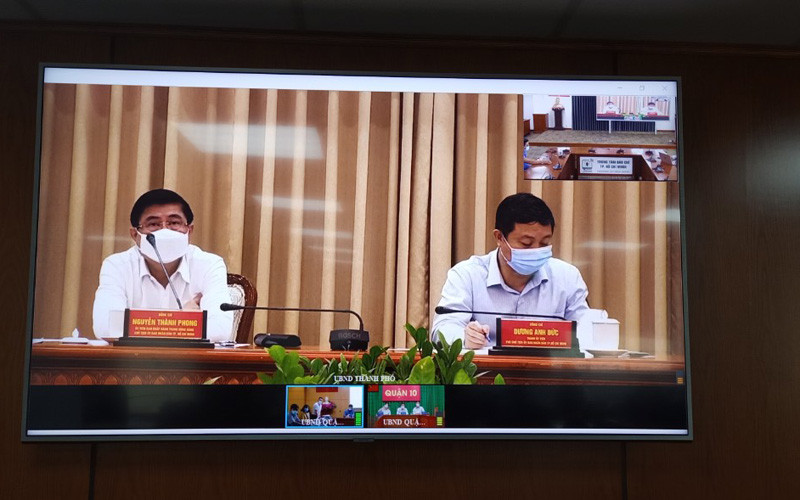 Chủ tịch UBND TP Hồ Chí Minh Nguyễn Thành Phong chủ trì họp giao ban về công tác phòng, chống dịch tại điểm cầu UBND thành phố.