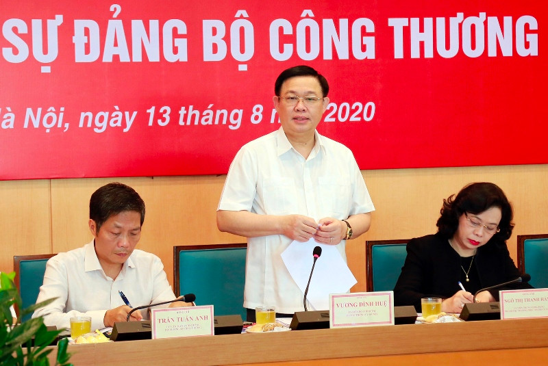 Đồng chí Vương Đình Huệ, Ủy viên Bộ Chính trị, Bí thư Thành ủy phát biểu ý kiến tại hội nghị.