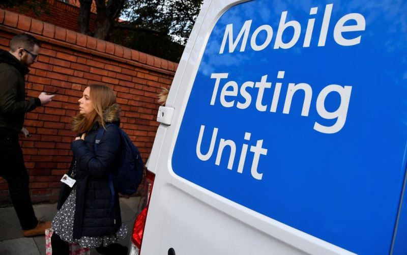Xét nghiệm Covid-19 lưu động ở London, Anh, ngày 21/10/2021. (Ảnh: Reuters)