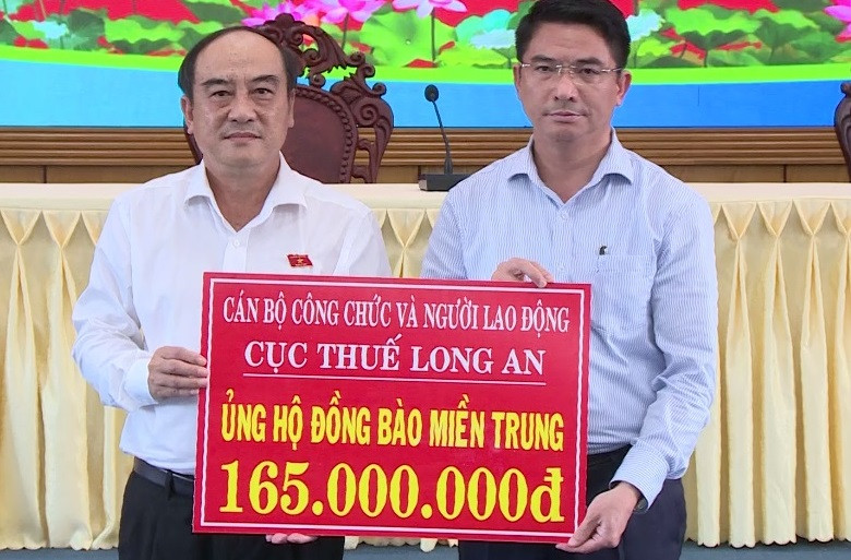 Cán bộ, công nhân viên Long An chung tay quyên góp, ủng hộ người dân miền trung.