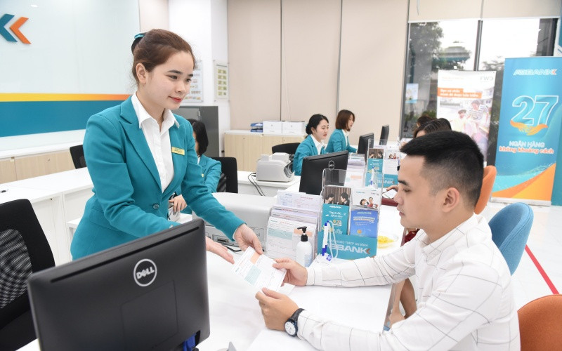 Khách hàng giao dịch tại chi nhánh ngân hàng ABBANK.