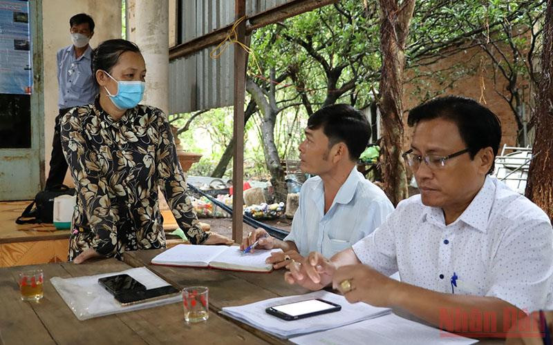 Cán bộ huyện Long Thành tiếp nhận kiến nghị của người dân trong vùng Dự án Sân bay Long Thành về bồi thường, tái định cư.