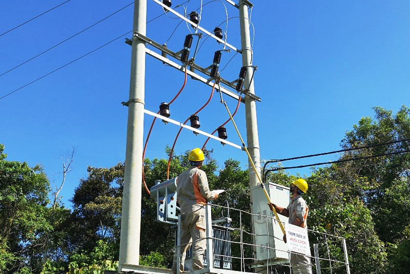 Công nhân kỹ thuật Điện lực TP Điện Biên Phủ đóng điện Trạm biến áp Huổi Chỏn.