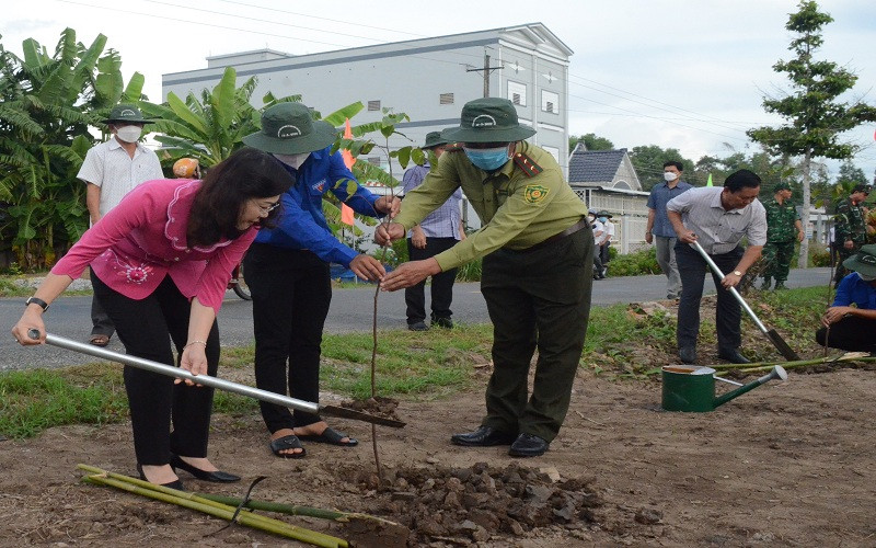 Đồng chí Lê Thị Ái Nam, Phó Bí thư Thường trực Tỉnh ủy Bạc Liêu (người thứ nhất từ trái qua) trực tiếp trồng nhiều cây xanh tại buổi lễ.