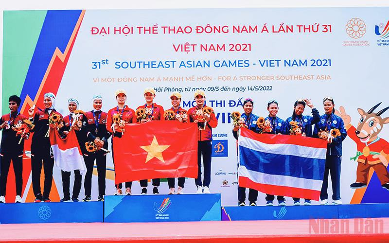 Đội tuyển đua thuyền Việt Nam xuất sắc giành huy chương Vàng nội dung thuyền 4 nữ hạng nặng mái chèo đơn.