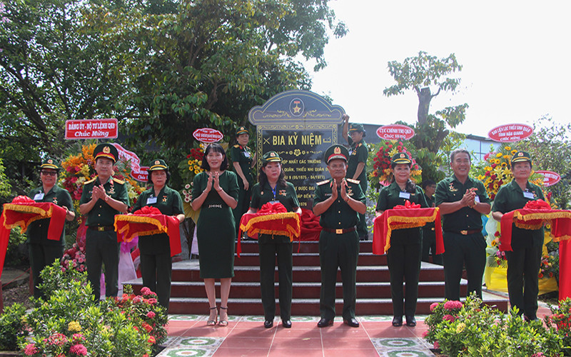 Cắt băng khánh thành Bia kỷ niệm nơi hợp nhất các trường thiếu sinh quân Quân khu 9.