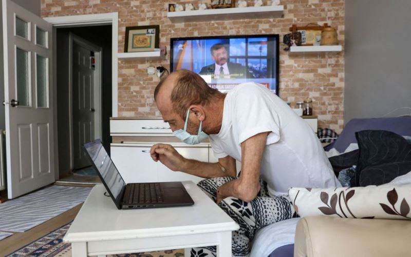 Ông Muzaffer Kayasan kiểm tra kết quả xét nghiệm của mình qua máy tính tại căn hộ ở Istanbul, Thổ Nhĩ Kỳ, ngày 10/2/2022. Sau 78 lần xét nghiệm và lần nào cũng cho kết quả dương tính, ông phải cách ly với gia đình trong 14 tháng liên tục. (Ảnh: REUTERS)