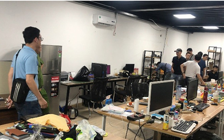 Cơ quan công an tiến hành kiểm tra, thu giữ các thiết bị, tài liệu của các đối tượng liên quan trong vụ án. Ảnh: LÊ TÚ.