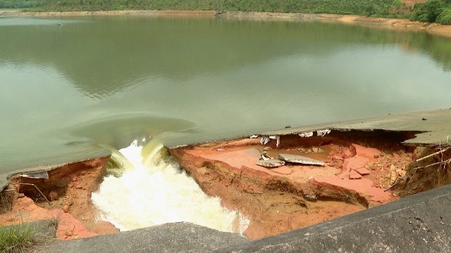 Đập Đầm Thìn, huyện Cẩm Khê, bị vỡ hôm 28-5 khiến nhiều hộ dân phải di dời khẩn cấp, nhiều diện tích hoa màu bị cuốn trôi.