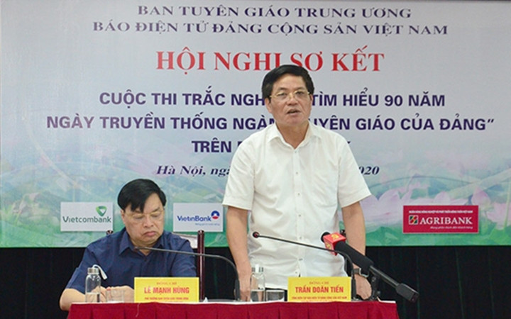 Các đồng chí chủ trì hội nghị.