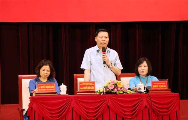Lãnh đạo tỉnh đối thoại với công nhân lao động.