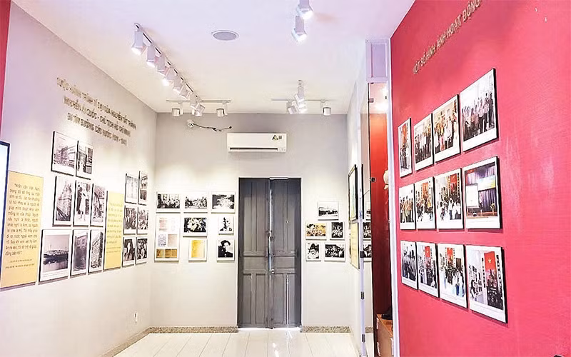 Một góc trưng bày các hiện vật, hình ảnh lịch sử tại "Nhà Bác Hồ".