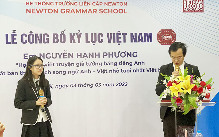 Tác giả Nguyễn Hạnh Phương (bên trái) tại sự kiện trao kỷ lục. (Ảnh nhân vật cung cấp)