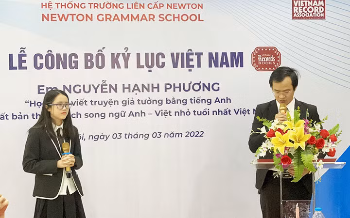 Tác giả Nguyễn Hạnh Phương (bên trái) tại sự kiện trao kỷ lục. (Ảnh nhân vật cung cấp)