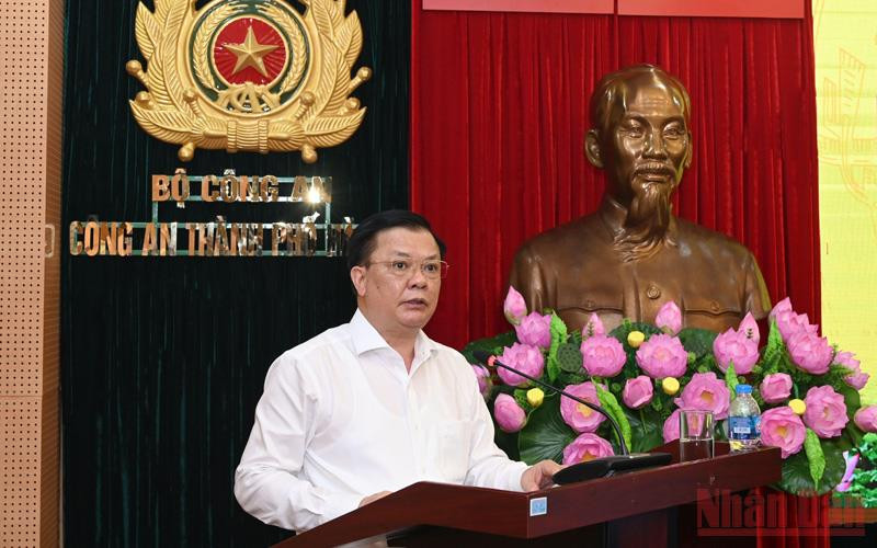 Đồng chí Đinh Tiến Dũng, Ủy viên Bộ Chính trị, Bí thư Thành ủy phát biểu kết luận buổi làm việc. (Ảnh: Duy Linh) 