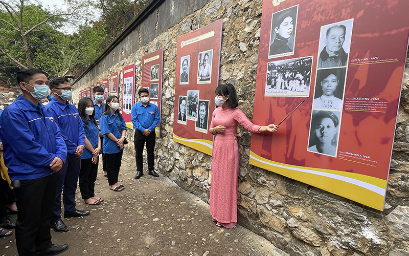 Đoàn viên thanh niên Sơn La tìm hiểu về thân thế, gia đình đồng chí Tô Hiệu tại Khu di tích lịch sử Nhà tù Sơn La. (Ảnh NGỌC TUẤN)
