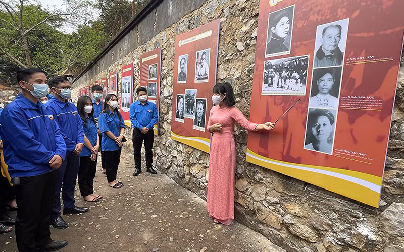 Đoàn viên thanh niên Sơn La tìm hiểu về thân thế, gia đình đồng chí Tô Hiệu tại Khu di tích lịch sử Nhà tù Sơn La. (Ảnh NGỌC TUẤN)