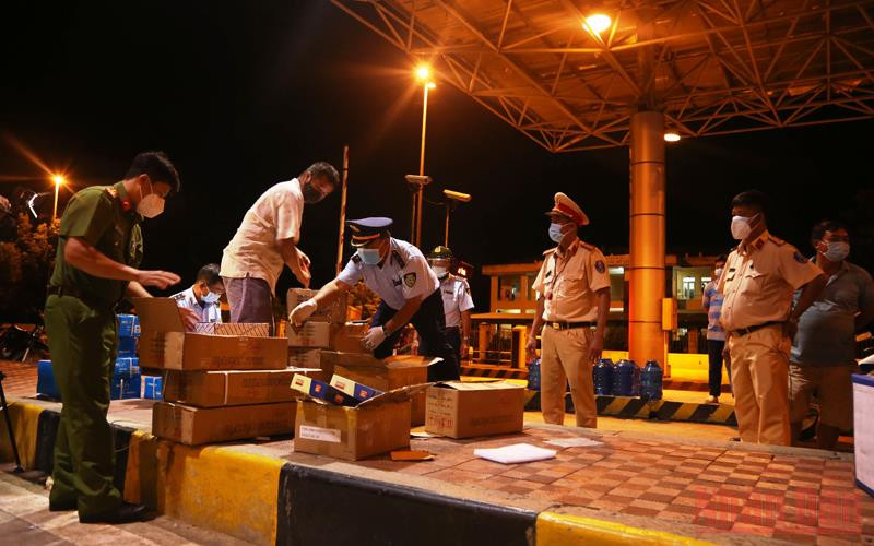 Lực lượng chức năng tại chốt kiểm soát cầu Mỹ Lợi kiểm tra hàng hóa không hóa đơn, chứng từ tối 1/10.