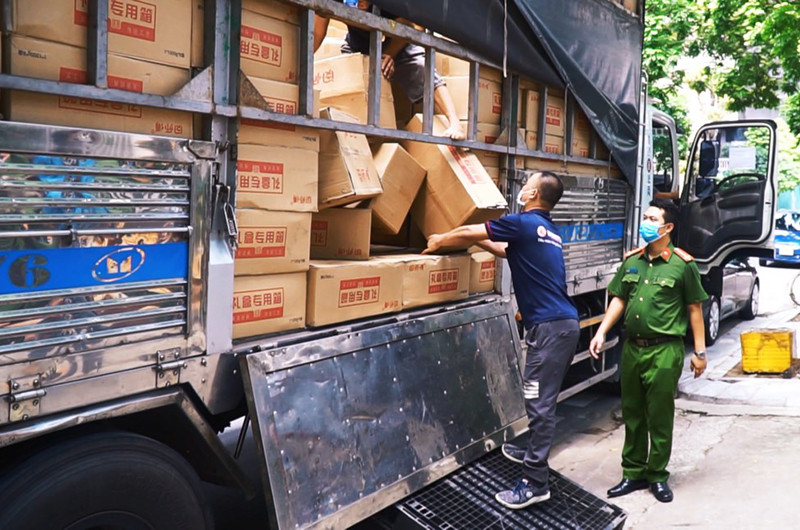 Xe tải chở bánh trung thu nhập lậu.