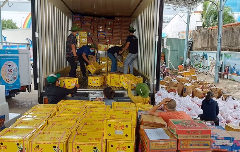 Đặc sản vùng Bình Thuận như mắm, mắm hũ, bột nêm, muối đã được người dân quyên góp gửi tặng TP Hồ Chí Minh. (Ảnh: Xuân Khu/TTXVN)