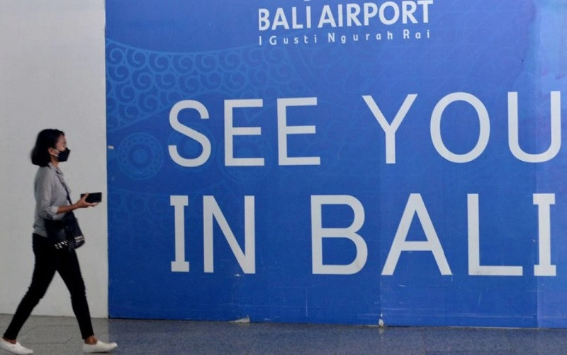 Hành khách tại sân bay quốc tế Ngurah Rai trên đảo Bali, Indonesia, ngày 5/10/2021. (Ảnh: Antara Foto/Reuters)