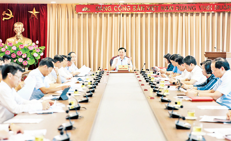 Bí thư Thành ủy Đinh Tiến Dũng phát biểu tại Hội nghị Thường trực Thành ủy Hà Nội cho ý kiến về Báo cáo triển khai Dự án đầu tư xây dựng đường vành đai 4 Vùng Thủ đô Hà Nội. (Ảnh Quang Thái)