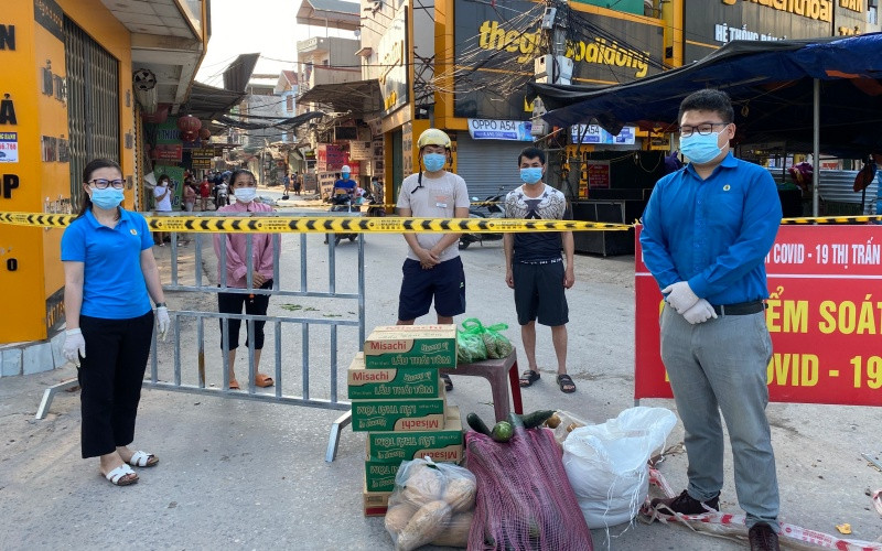 Thân Mai Liên và đồng nghiệp tại một điểm nhận cứu trợ trước khu nhà trọ CNLĐ.