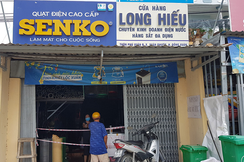 Nhiều cửa hàng kinh doanh ở xã Xuân Phước, huyện Đồng Xuân tự giác thực hiện giãn cách.