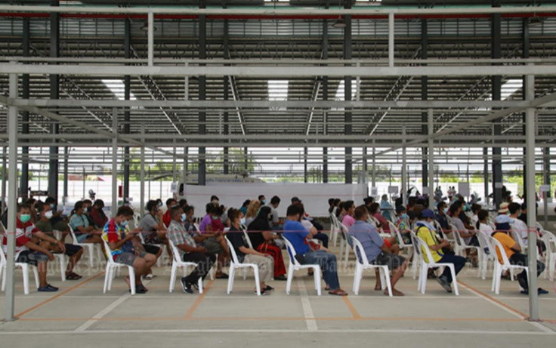 Người dân quận Bang Khae ở thủ đô Bangkok đang chờ tiêm vaccine ngừa Covid-19. (Ảnh: Bưu điện Bangkok)