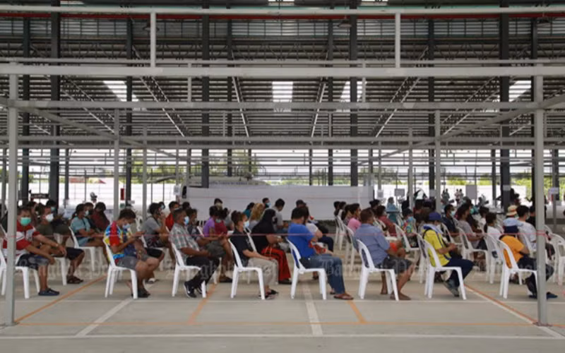 Người dân quận Bang Khae ở thủ đô Bangkok đang chờ tiêm vaccine ngừa Covid-19. (Ảnh: Bưu điện Bangkok)