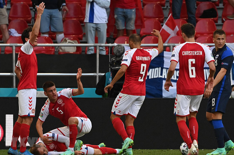 Eriksen nằm bất tỉnh trên sân. (Ảnh: AFP/TTXVN)